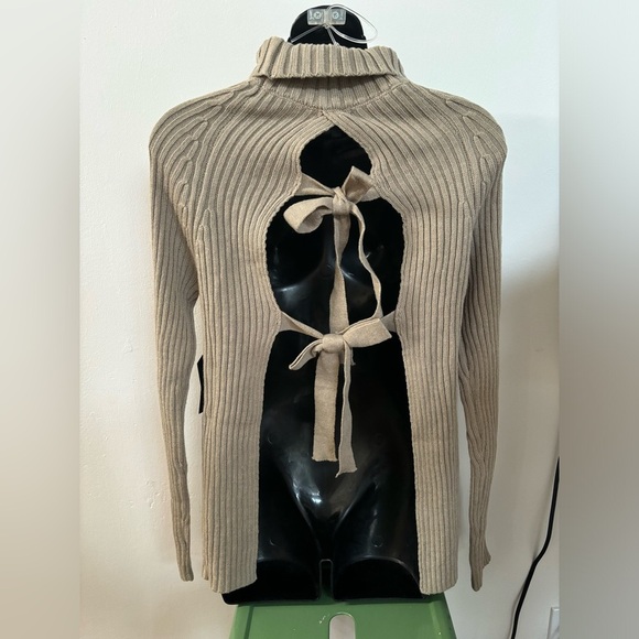 Fall turtleneck sweater with open back size small - Picture 5 of 6